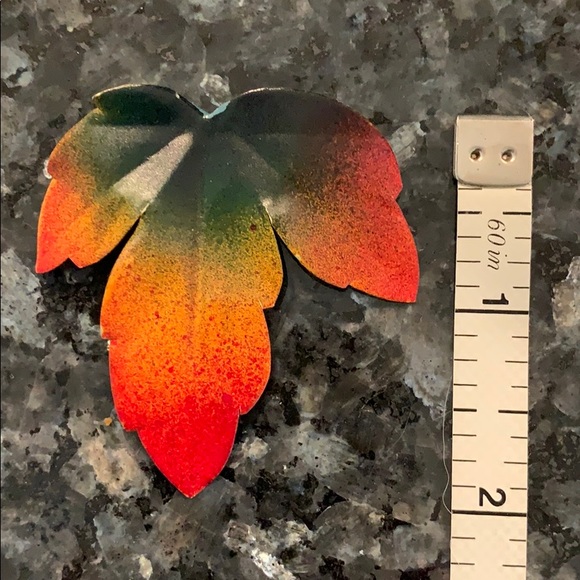 Fall leaf pin - Picture 3 of 4